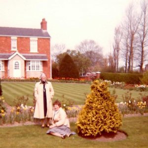Hill Crest at Eskham Hill.
At the time of this photo, it was the home of Raymond and Reit Parker.
Reit Parker is seated in the foreground.