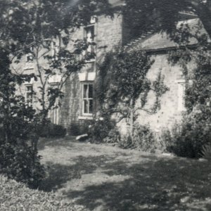 This property in Firebeacon Lane, Marshchapel, was the home
of Len and Mirrie Leak and their family for several years.
The property was owned by Jack Burgess (known as "Wacky"), who was a farmer in Marshchapel.