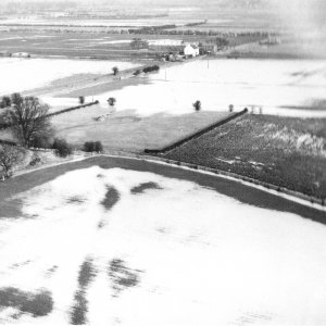 This photograph of the Louth Canal floods of 1960 shows the white house (formerly the Ship & Horns pub) more clearly.
The warehouse buildings can just be seen behind it and across the road.