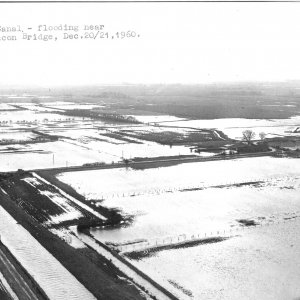 This photograph from the Louth Canal Flood of 1960 shows the white house at the junction of Firebeacon Lane. It can be seen how close to the Canal it actually was.
Top righ of the picture show the left and right hand bends in Firebeacon Lane which now lead to Covenham Reservoir.
The Reservoir was built between 1963 and 1978.
