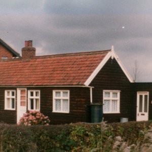 This picture of Sargents bungalow in Littlefield Lane shows that the other similar bungalow next door had been demolished and a new house built in its place.