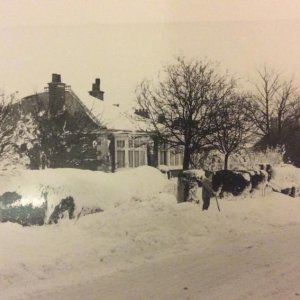 1979. Heavy snow on Sea Dyke Way.
In the distance can be seen the entrance to North Lane.