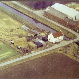 This photograph is of a property which used to stand near the Canal at Firebeacon Bridge.
It was originally a pub called the "Ship and Horns" but at the time this photograph was taken was obviously being used as a farm.
On the right still stands the original warehousing where the bargees would have unloaded their cargo and visited the pub before moving on to their next destination.