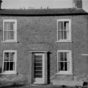 "Wyngarth" - Sea Dyke Way, Marshchapel. (on the way to Eskham).
This was the former home of Len and Mirrie Leak and their family.
Apparantly, the front door was a false one.