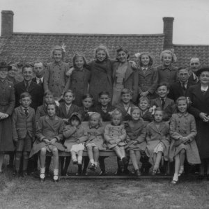 Chapel Outing - 1944.
See next image which is a profile picture with names, kindly drawn by Tony Leak who appears on the photograph.