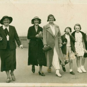 An outing , probably to Cleethorpes.
L to R; Unknown, Nora Lyons, Unknown, Mrs Glover, Mary Glover, Jean Lyons, Rex Wray.