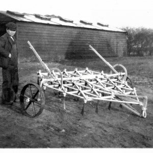 Albert Howell at Home Yard Farm at Tintown, North Somercotes, with new hand built drag.
He was helped by Stan Lowis. This photograph was taken in Abt; 1940