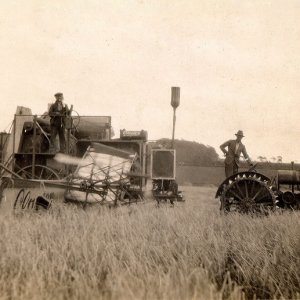Vickers tractor pulling a Clayton combine.
Unfortunately, the date and place are unknown.