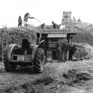 Threshing set owned by Nick Cook, who is stood on top of the Ransomes drum.
Far right on the ground is Harold Worrell with his son Mick, stood on the left "in the hat".
Far left on the stack is David Lingard.