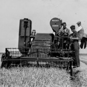 Massey Harris Combine at Hurtons Farm.
Driver, Albert Parker. Man on the bags, far right is Alf Parker.
Stood on the steps is Jim Hurton.
