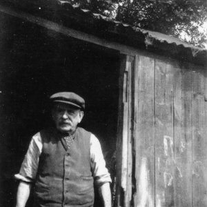 Jim Fulstow - he lived to be over 100 year old and lived in Dorset Gardens in Hallgarth - now demolished.
Despite having several fingers missing he used to make wooden clothes horses and ironing boards and sell them locally.