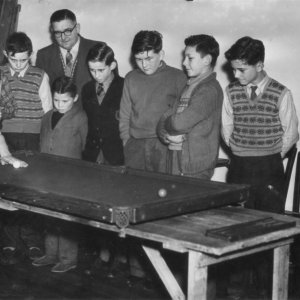 This looks like a game of billiards.
Left to right: Unknown, Chris Leak, Martin Smith, Philip Leak, Royce Lowis, Peter Leak,
Stuart Garner, Pete Smith, Unknown. The man standing at the back is Bill Clover.
C. Late 1950s.