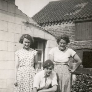 Doreen Hurton, Beatice Dowlman - nee Portus - and Jim Hurton