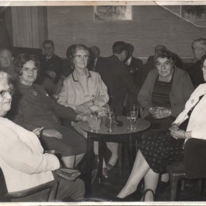 Left to right: Mrs Oliver, Beatrice Wright, Mrs Hardy, Gert Wright, Mrs Smith.
Unfortunately neither the date nor the place are known.