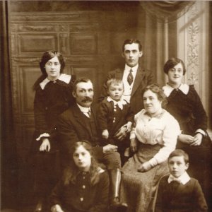 George Edward Wray and his wife Sarah.
Their family is believed to be; Hilda, Fred and Madge on the back row.
Cliff is between his parents, with Chrissie and Ralph at the front.
They used to live at the old Mill House. This photograph will be around 1920.