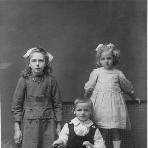 Grce, Winnie and Aubrey at the front.
All Siblings
Photograph taken c. 1920