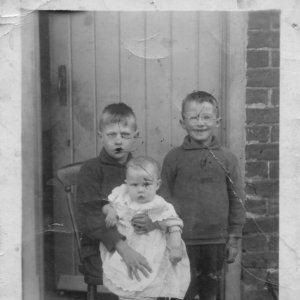 Left: William Leak, George Leak on the right and the baby is Len Leak.
This photograph is thought to have been taken at Drainbridge Cottages which were on Sea Dyke Way next to the White Horse.