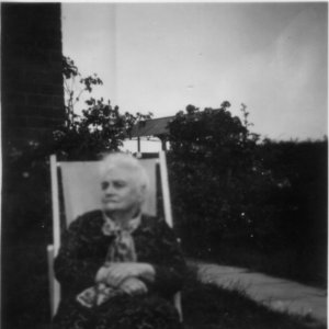 Mrs Maud Wray.  Wife of Fred Wray the village baker.
They lived in what is now called "The Old Bakery". In those days the house was called "The Fuschias".
This picture was taken in the garden of the School House.
In the background you can just see the roof over the pea viners down Mill Lane.