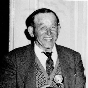 Wally "Pop" Parker - winning the Heneage Cup. He was a labourer on West End Farm.
Wally lived in West End Lane in the house now called "Sedgebeck" for many years and later moved into one of the Trust Cottages on Sea Dyke Way.
He was very keen on dominoes and whist.