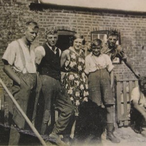 The Wray Family at Low Farm, Marshchapel.
L to R: William Arthur Wray - Father - Doug, George, Edith,Maurice,Gordon.
Photo believed to have been taken in the mid 1930s.