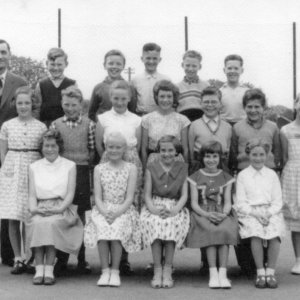 This photograph was taken in the School playground in around 1959 or 1960. The Headmaster is John Cockerill.
Back row: Geoff Bartholemew, Mick Fisher, John Pepper, Geoff Worrell, Gordon Horry.
Middle row: Jill Smith, Rosemary Williams, Stephen Pearson, Linda Lovett, Janet Scarborough, Frank Shephard, Bryn Clark, Tina Elvidge, Alan Jacklin.
Front row: Linda Leak, Judy Maguire, Carol Short, Geraldine Ward, Pat Portus.