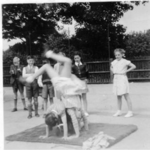 Playground games - Handstand against a friend!